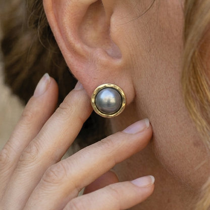 Lynn - Pearl Stud Earrings